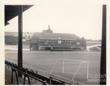 sheffield-united-bramall-lane-cricket-pavilion-1-bw-1960s-legendary-football-grounds.jpg