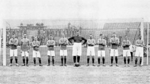 1905_team_between_posts.jpg
