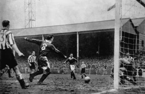 1955 FACSF Newcastle Utd V York City Hillsborough 1-1.jpg