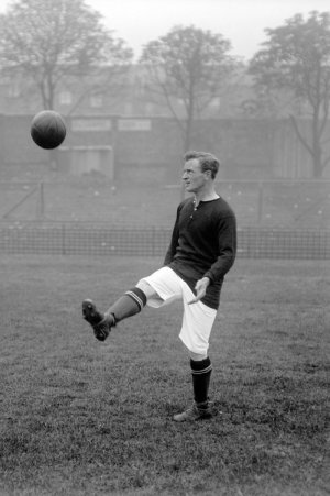 1910'ish Wally Hardinge double international. Kent 1 cap V Aus. 1921.Sheff Utd.1 cap V Scotlan...jpg