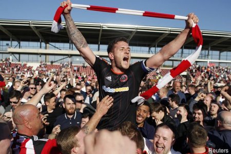 sheffield_uniteds_billy_sharp_celebrates_getting_promoted_with_f_467274.jpg