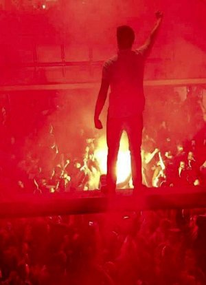 Surreal+scene+amongst+7,000+Sheffield+United+fans+massed+at+MK+Dons,+the+Blades+final+away+fi...jpeg