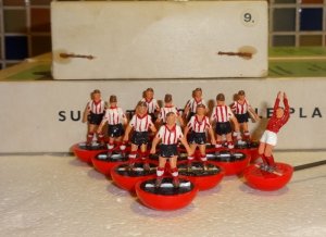 Subbuteo-Old-Heavyweight-Team-Ref-9-Sheffield-United-Southampton-1965-67_700_600_6G10G.jpg