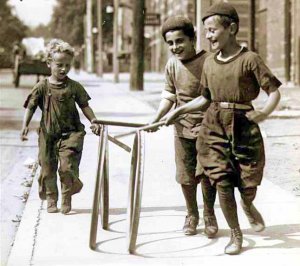 Boys_with_hoops_on_Chesnut_Street.jpg Boys_with_hoops_on_Chesnut_Street.jpg