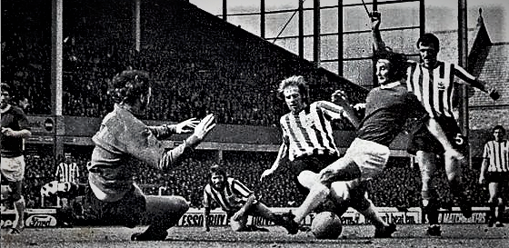 1971-72 Aug 21 A V Everton W 0-1 Woodward-LtoR --Hope Hockey-Hemsley Coloughn-Salmons (2).png
