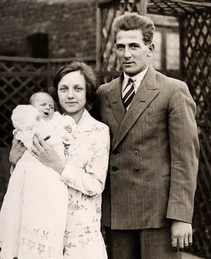 Harold_Larwood_with_wife_and_daughter_c1928.jpg