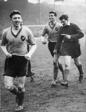 1958-59 March 28 FAC 6thR H V Norwich City D1-1 HT1-0 Russell Gk'per dislocated shoulder playe...jpg