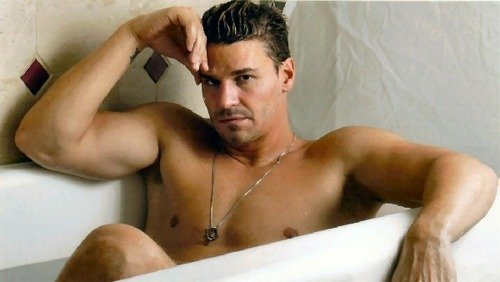 bones tv show actor in tub.jpg