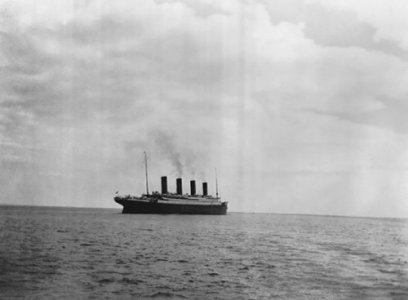 20.-The-Last-Known-Photo-of-the-Titanic-Above-Water-in-1912-500x368.jpg