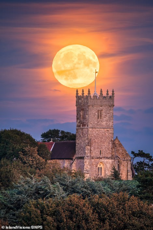 Stunning photos show last night's Harvest Moon as it lit up skies around the world _ Daily Mai...png