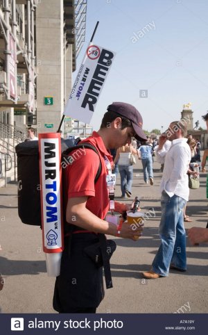 beer-seller-dispenses-a-pint-of-beer-at-twickenham-rfu-stadium-A7A19Y.jpg