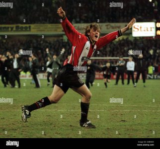 sheffield-uniteds-penalty-scorer-wayne-quinn-celebrates-as-sheffield-G4BHM5.jpg
