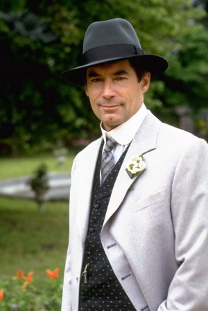Timothy-Dalton-timothy-dalton-13012678-870-1300.jpg