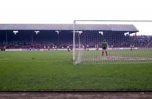 Bramall_Lane_1983_-geograph-2128841.jpg