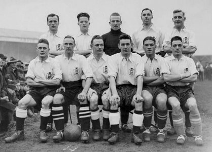 1932 Nov 16 Wrexham - Wales0 V England b.row Stoker, Blenkinsop, Higgs, Tate, Young. f.row Cro...jpg