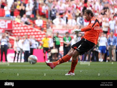 sheffield-united-goalkeeper-steve-simonsen-misses-the-deciding-kick-G55D2K.jpg