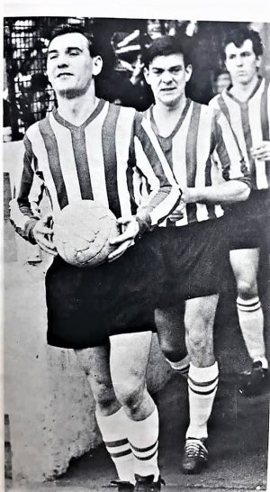 1964-65 Joe Shaw 600th league game Feb H V WHU LtoR J Shaw Richardson Woodward (2).jpg