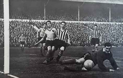 1958-59 Feb 28 FAC 6thR H V Norwich City D 1-1 HT1-0 Russell - Hamilton C attacks, Pace R Lewi...jpg