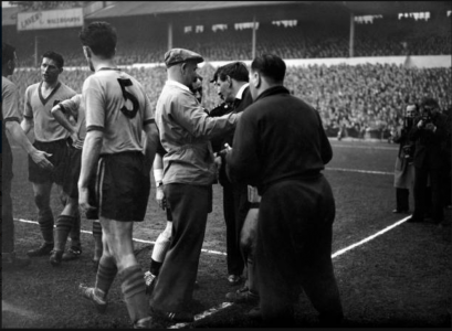 1958-59 March 28 FAC 6thR H V Norwich City D 1-1 HT1-0 Russell-Photo Norwich keeper get attent...png 1958-59 March 28 FAC 6thR H V Norwich City D 1-1 HT1-0 Russell-Photo Norwich keeper get attent...png