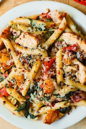 Chicken and Bacon Pasta with Spinach and Tomatoes in Garlic Cream Sauce (1).jpg