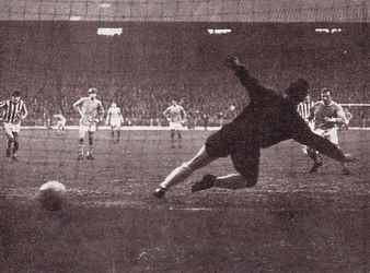 1967-68 Jan 20 H V Man City L 0-3 HT0-1 Francis Lee pen for Citys second goal.jpg