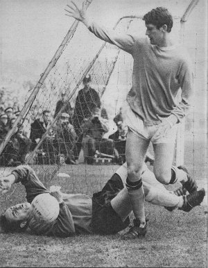1967-68 Jan 20 H V Man City L 0-3 HT0-1.jpg