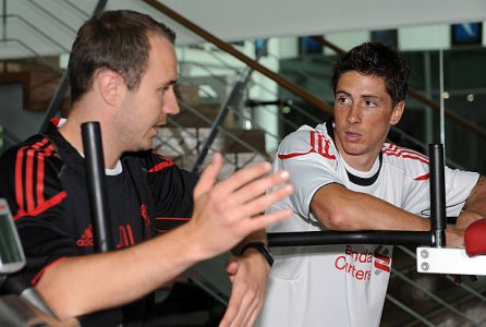 fernando-torres-of-liverpool-fc-returns-to-traini(3).jpg