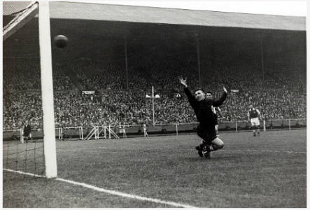 1936 FACF V Arsenal lost 1-0  - photo, Arsenal's goal.png