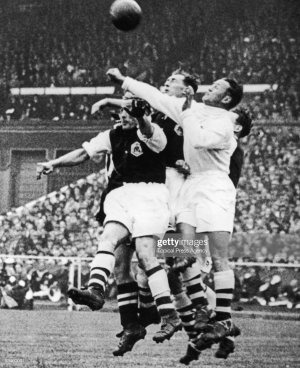1936 April 25 FACF V Arsenal L 1-0 Wilson attempts to punch clear.jpg