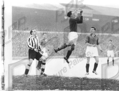 1955-56 Feb 18 FAC 4thR H V Sunderland D 0-0.jpg
