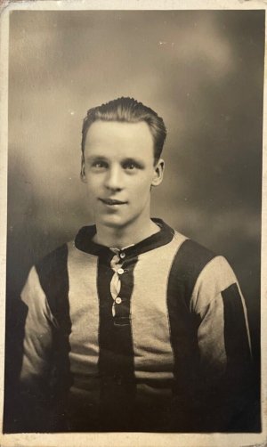 s-l1600_PostcardHarryJohnsonSheffieldUnitedFootball.thumb.jpg.8496fb463583ae36ddfca352e64e45c...jpeg