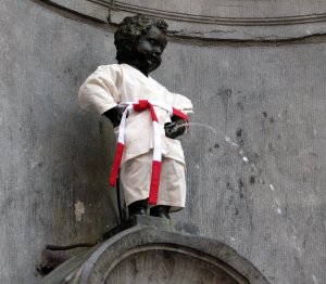 Manneken_Pis_in_judopak_Brussel.jpg