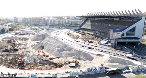 20960730-7681455-Road_still_runs_through_the_old_Main_Stand_but_the_M30_now_also_-a-81_1573658...jpg