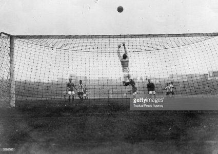 1912-13 14 Sept Chelsea goalkeeper saves A L 4-2 og Bettridge & either Kitchen orSimmons.jpg