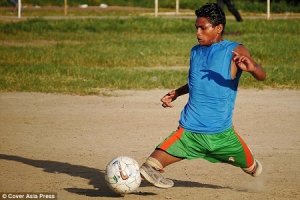 insipirational footballer with no legs wants to play professional.jpg