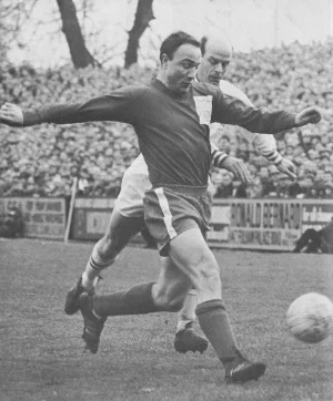 1966-67 Feb 18 4thR FAC A V Fulham D1-1 HT0-0 Jones Fulham in all red Blades all White.webp