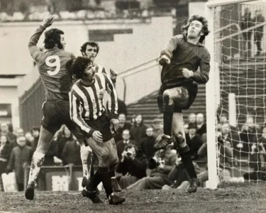 1972-73 Feb 10 A V Chelsea L 4-2 HT2-1 Hemsley Dearden Photo Hope punches clear as Colquhoun,...webp