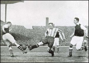 1927 - 1937 United against Arsenal (Eddie Hapgood and Herbert Roberts for Arsenal).jpg