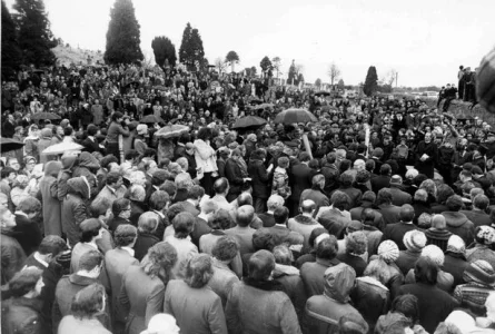 0_Sport-Boxing-Merthyr-boxer-Johnny-Owen-Funeral-of-Johnny-Owen-The-funeral-courtege-m.webp