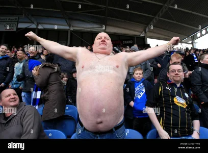 sheffield-wednesday-fan-paul-tango-man-gregory-braves-the-cold-conditions-GCYN0E.webp