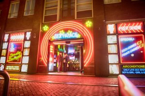 1448960987-amsterdam-red-light-district-clubs.jpg