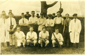 img183 Cyril with bat L Hubert behhind wall marked Gleadless CC cira 1930-35.jpg