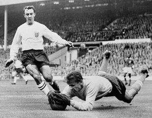 rest-of-the-world-goalkeeper-lev-yashin-dives-to-save-from-englands-picture-id637437446.jpg