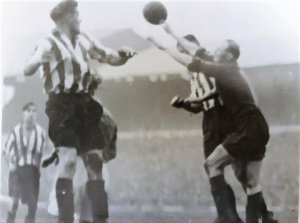 Collindridge in goal 1948 31 Jan V Man Utd W 2-1 Jones-2 (2).jpg Collindridge in goal 1948 31 Jan V Man Utd W 2-1 Jones-2 (2).jpg