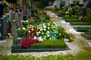 3183051-493018-a-grave-stone-in-a-cemetery.jpg
