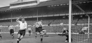 1953-54 April 17 A V Spurs L2-1 HT1-1 Brook.jpg