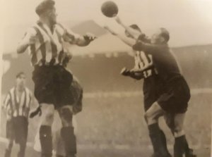 Collindridge in goal 1948 31 Jan V Man Utd W 2-1 Jones-2.jpg