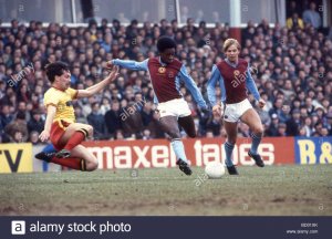 aston-villa-v-watford-at-villa-park-steve-sims-dives-in-on-mark-walters-BD01XK.jpg