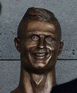 funny-cristiano-ronaldo-statue-fail-33-58dcc00c785ef__700.jpg