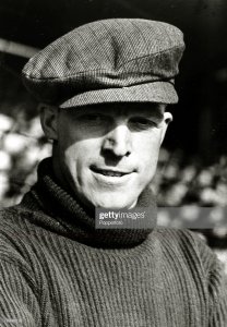 1946 Sam Bartram Charlton Athletic 1946-55.jpg